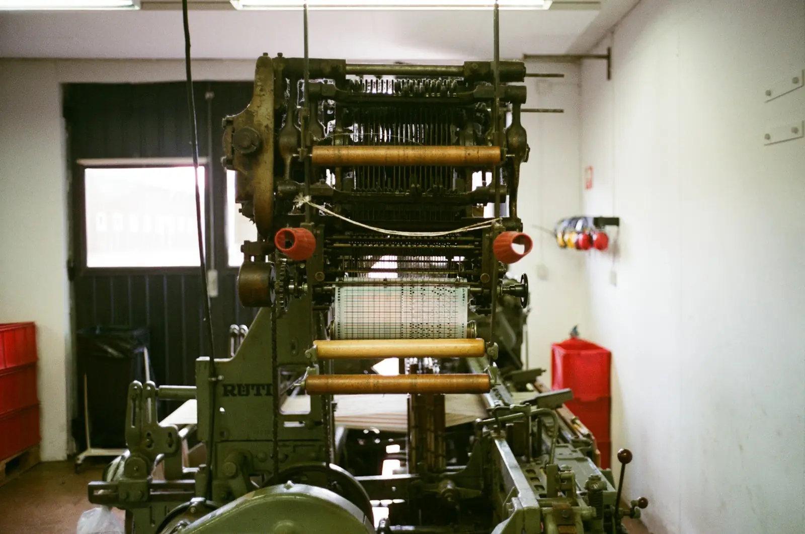 Industrial loom with warp threads and rollers